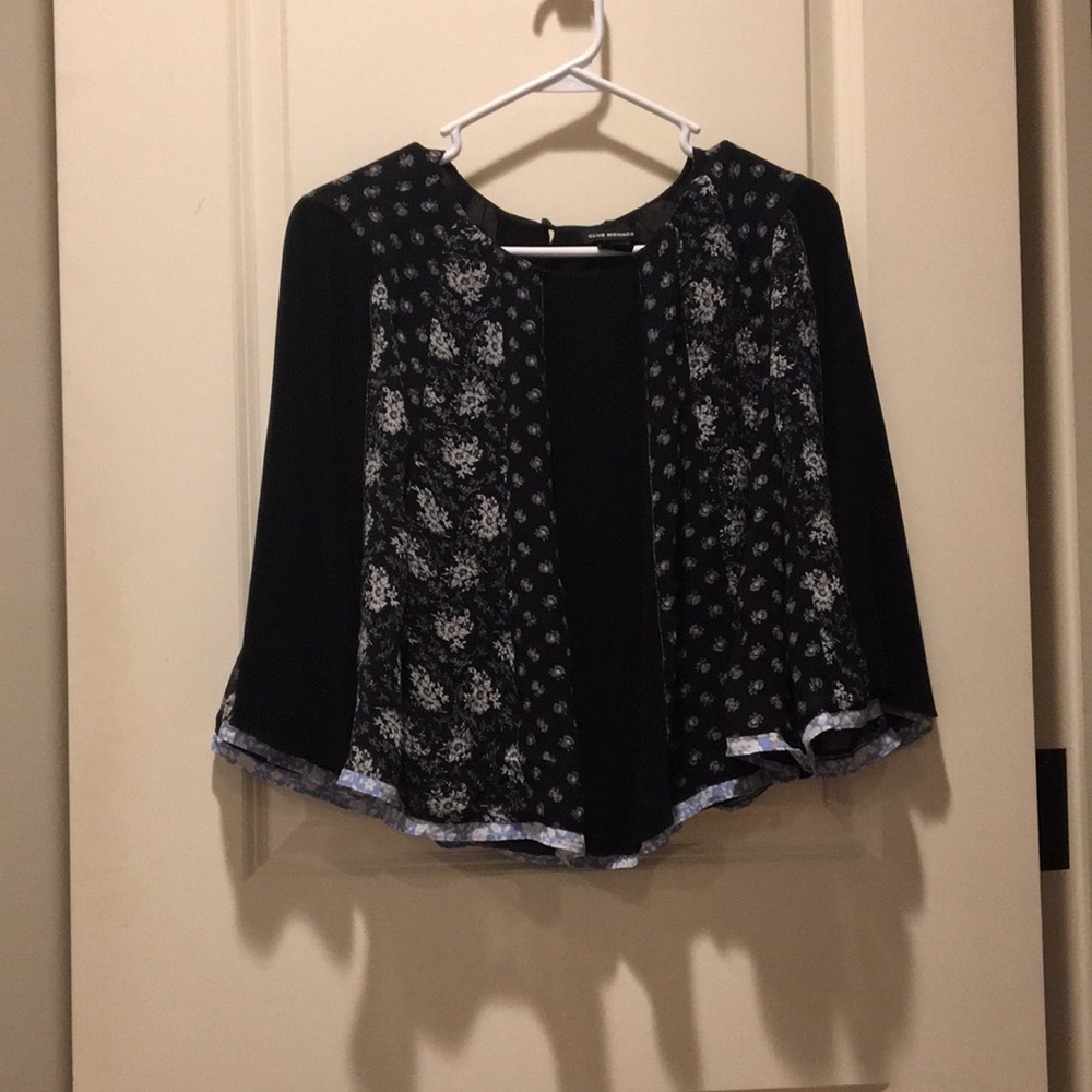 Club Monaco floral blouse raw cut areas wide flare sleeves. Keyhole back size S